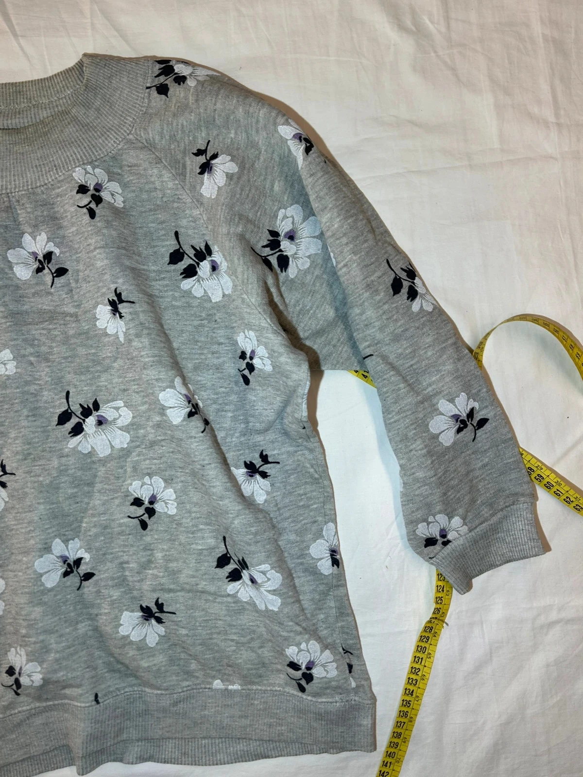 Grijze trui met vintage motief – photo 3